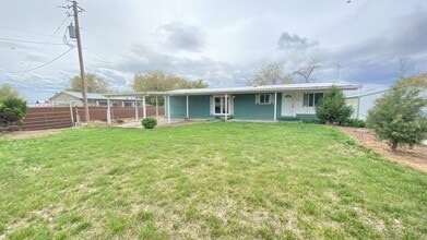 Building Photo - Great Little Home Out Of Town With Lots To...