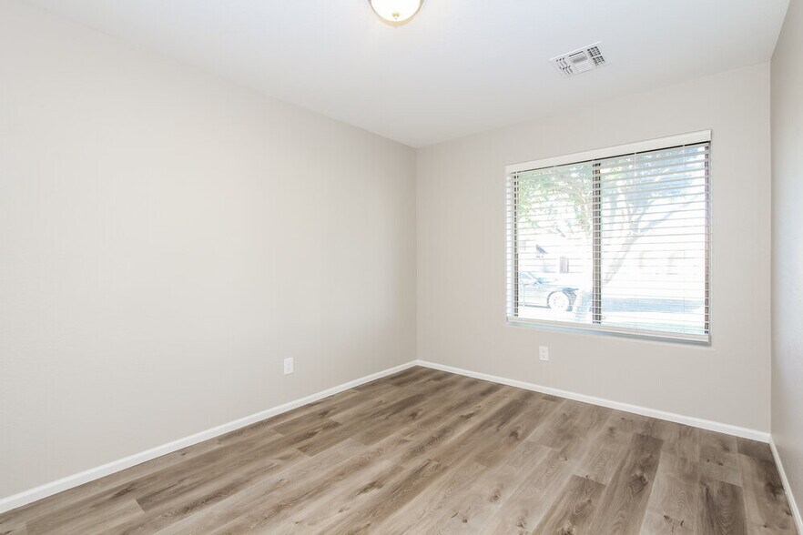 Building Photo - 717 E Calle Chulo Rd