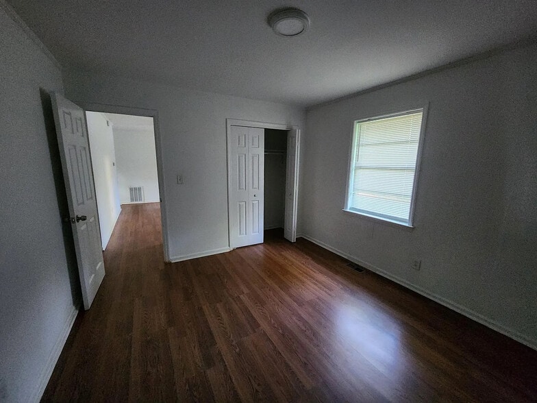 Building Photo - Room in Duplex on Monticello St