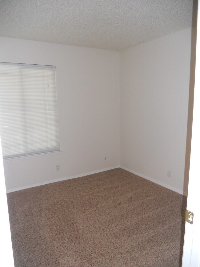 Building Photo - 3 BED W RV/BOAT PARKING