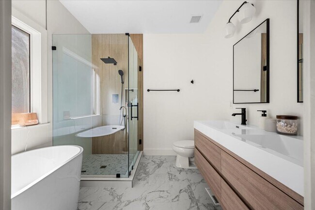 Building Photo - Beautiful 3 bed 2.5 bath home