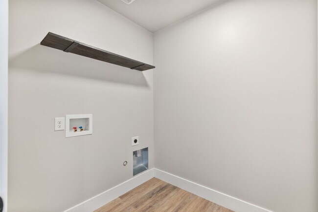 Building Photo - Awesome end unit 3 Bed 2.5 Bath townhome i...