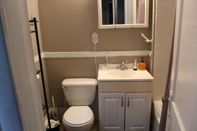 Building Photo - 439 Park Dr