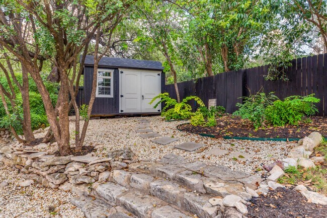 Building Photo - MID-CENTURY MODERN IN MACARTHUR PARK