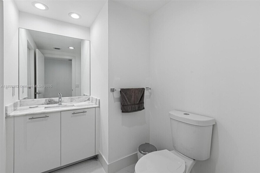 Building Photo - 950 Brickell Bay Dr