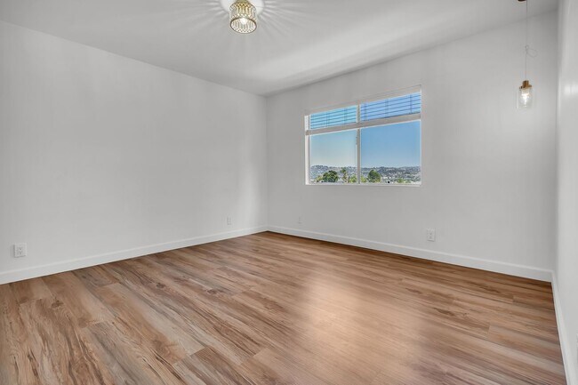 Building Photo - 465 Camino de Gloria