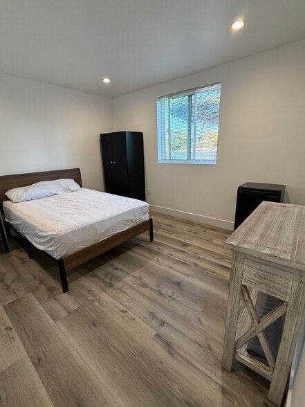 Building Photo - 1112 W 40th Pl