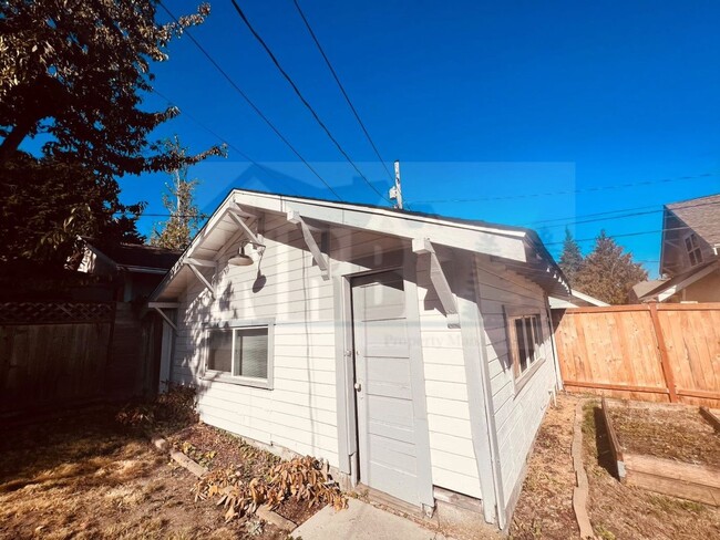 Building Photo - Adorable and well maintained North Tacoma ...