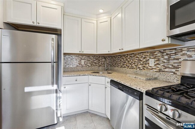 Building Photo - 25- 18 High St