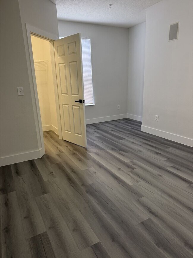 Building Photo - The Capri at Hunters Creek