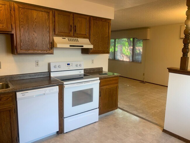 Building Photo - Immaculate Ranch with Large Backyard and Basement in Arvada