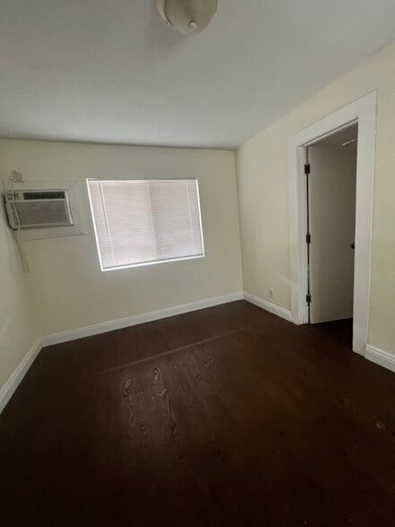 Building Photo - 413 W Van Buren Ave