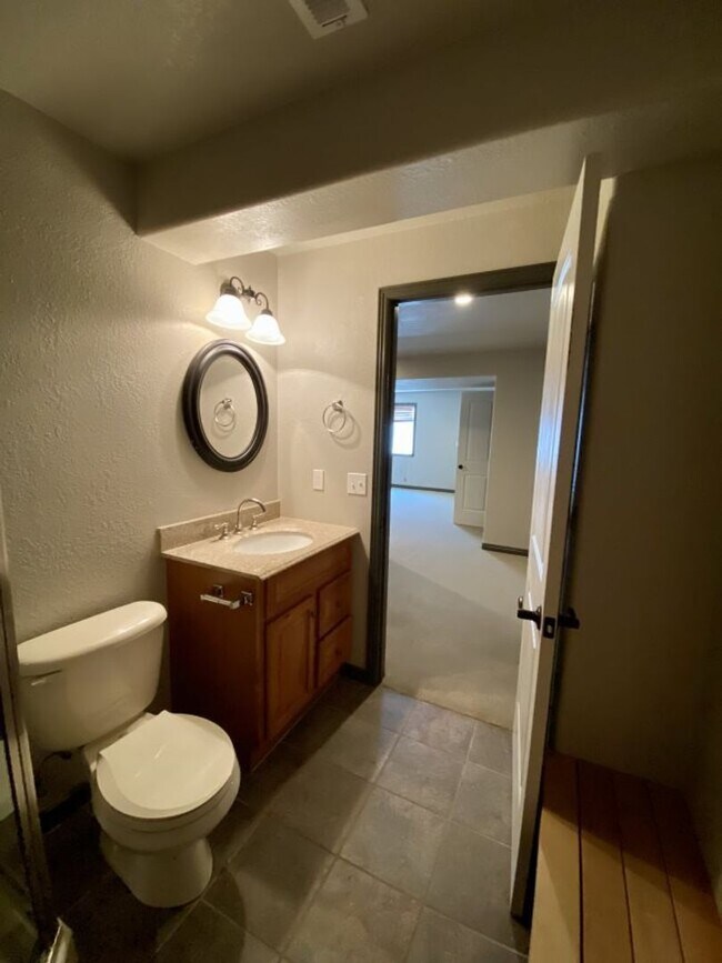 Building Photo - Spacious 4 bed 3.5 Bath in Maple Hill!