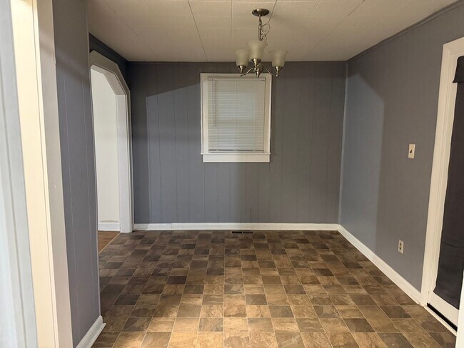 Building Photo - 2 Bedroom / 1 Bath Home Bristol, TN