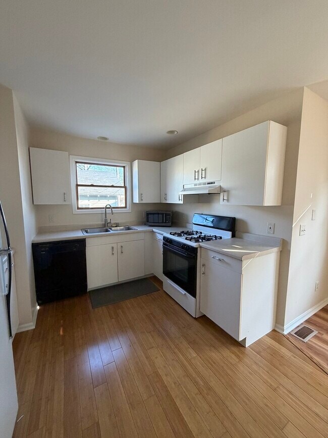 Building Photo - 411 Richards St