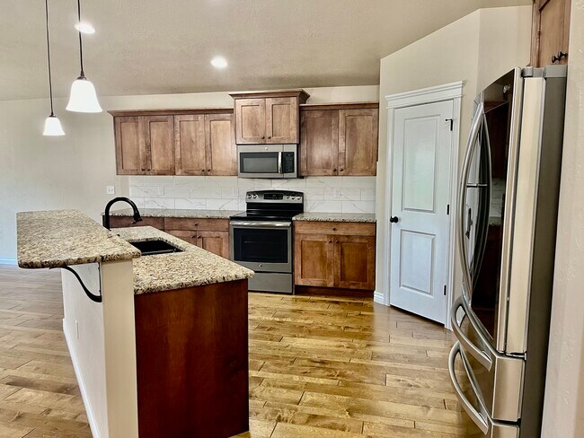 Building Photo - Silver Lining