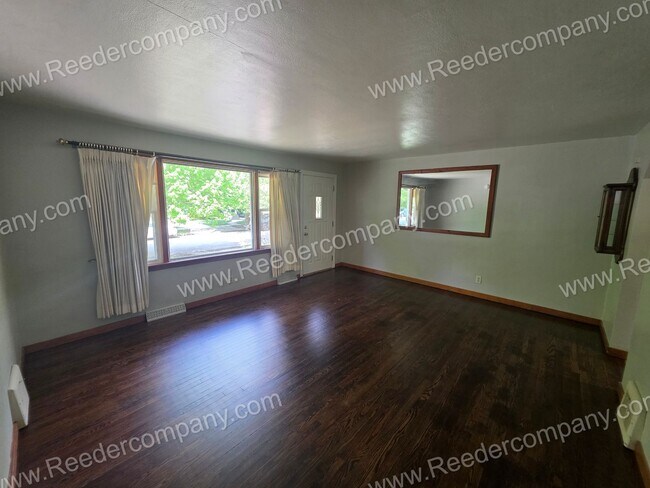 Building Photo - Spacious 2 bedroom 1 bathroom house