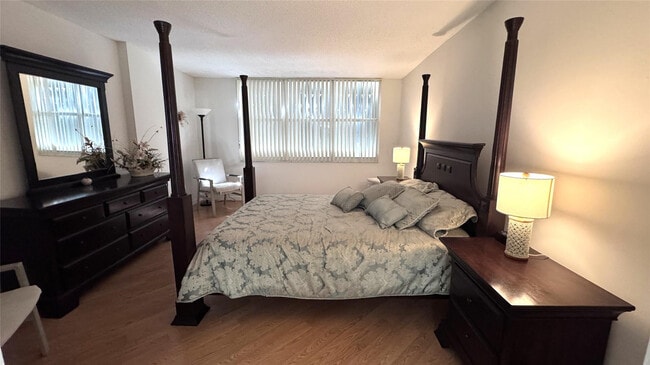 Building Photo - 328 N Ocean Blvd