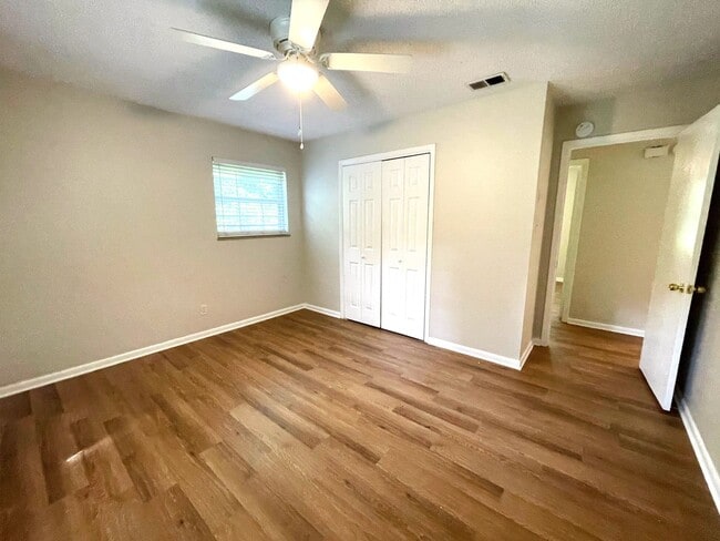 Building Photo - Quaint 2 bedroom 1 bath apartment on quiet...