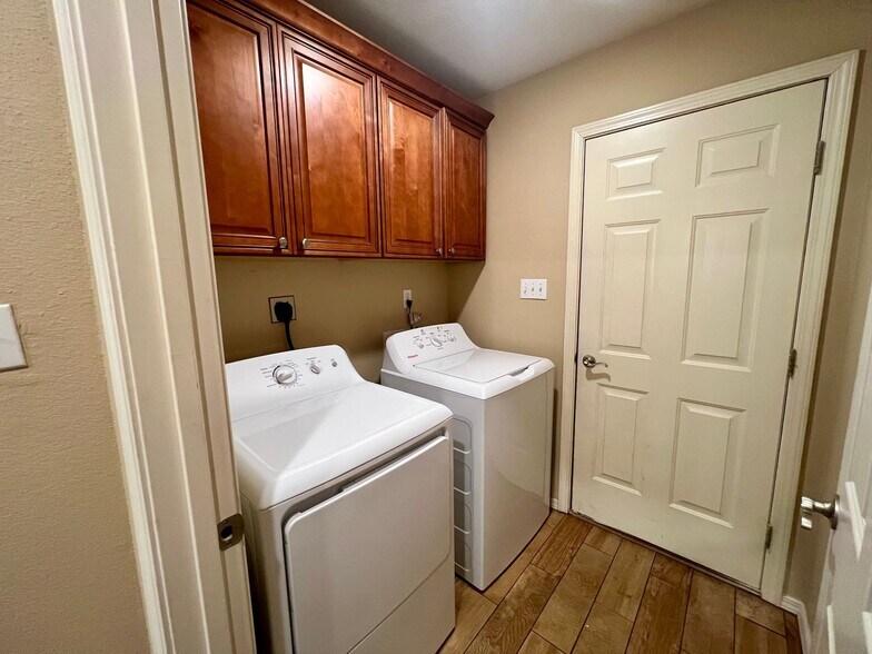 Building Photo - 601 Ridge Point Dr