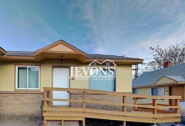 Building Photo - Embrace the cozy charms of this single-family home in Yakima's heart