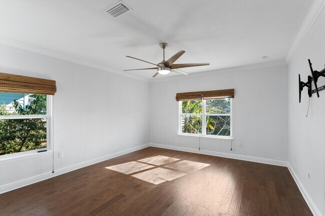 Building Photo - 590 Las Roblas Grande Dr