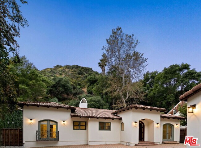 Building Photo - 1955 Benedict Canyon Drive