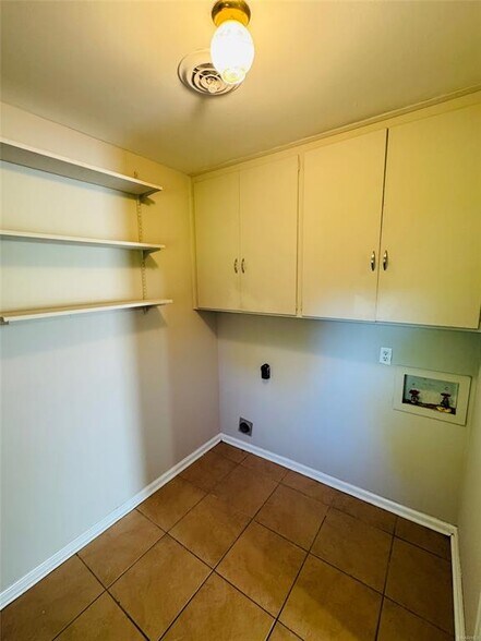 Building Photo - 3253 Windwood Dr