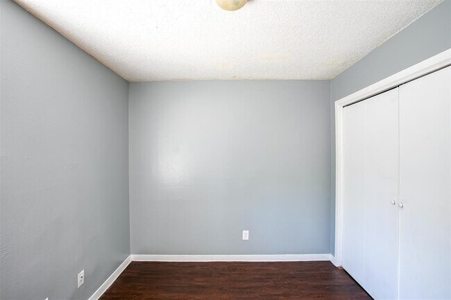 Building Photo - 2215 Mission Hill Dr