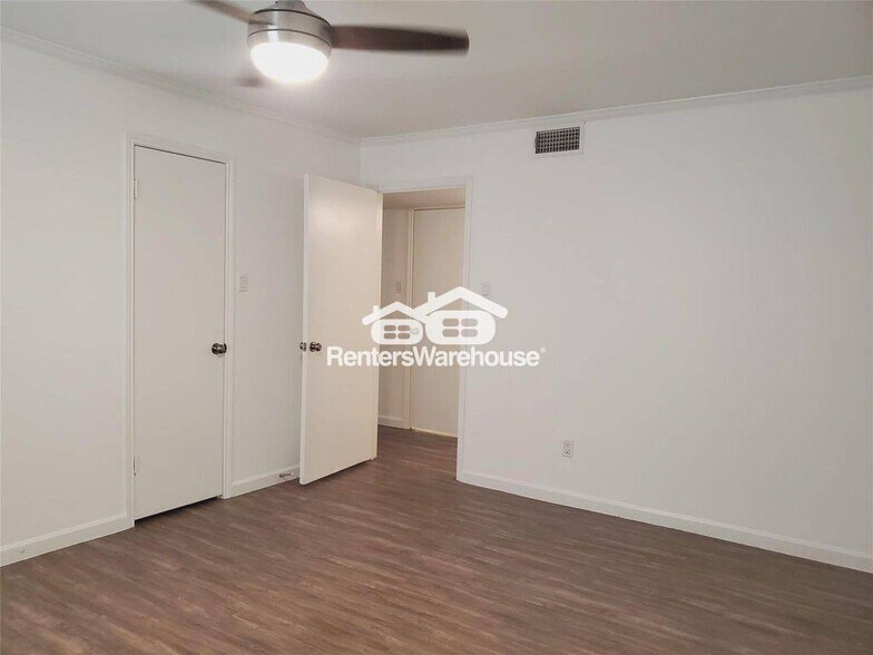 Building Photo - 361 N Post Oak Ln