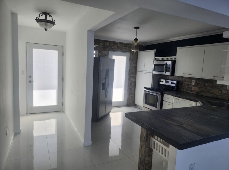 Building Photo - 1175 NE Miami Gardens Dr