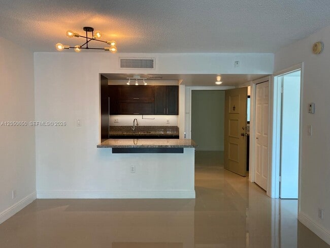 Building Photo - 100 Lakeview Dr