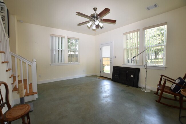 Building Photo - Charming Highland Village Home with Guest ...