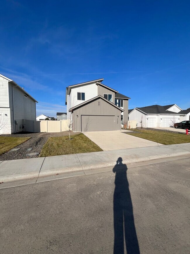 Building Photo - BRAND NEW 4 Bed 2.5 Bath Home