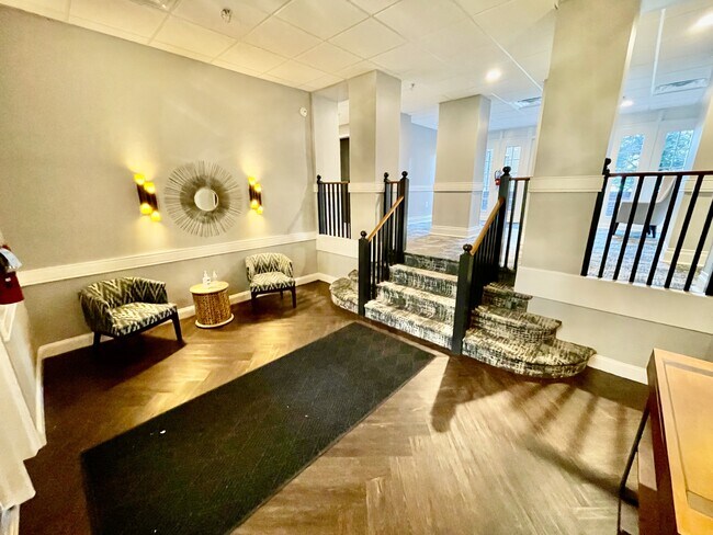 Lobby - 104 Woodside Rd