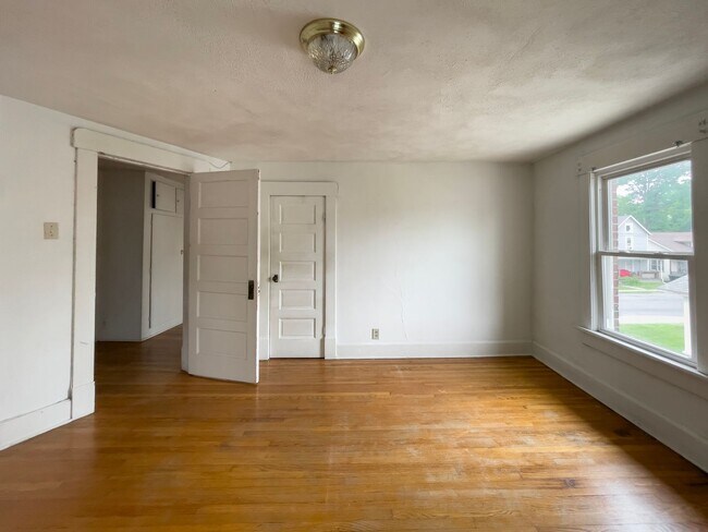 Building Photo - Space, Comfort & Location—Minutes from Ball State