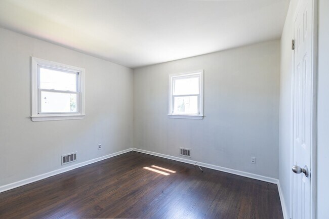 Building Photo - 4 bedrooms 1 bath