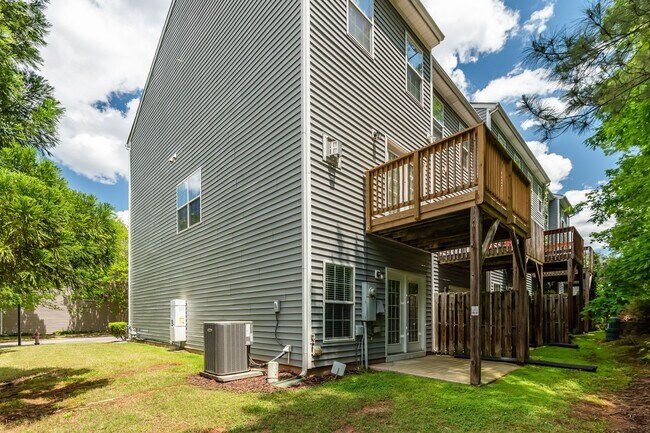 Building Photo - End-unit 2 Bedroom Townhome