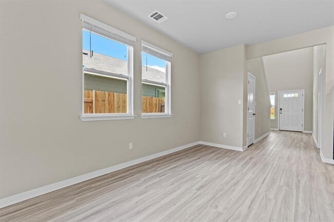 Building Photo - 520 View Dr