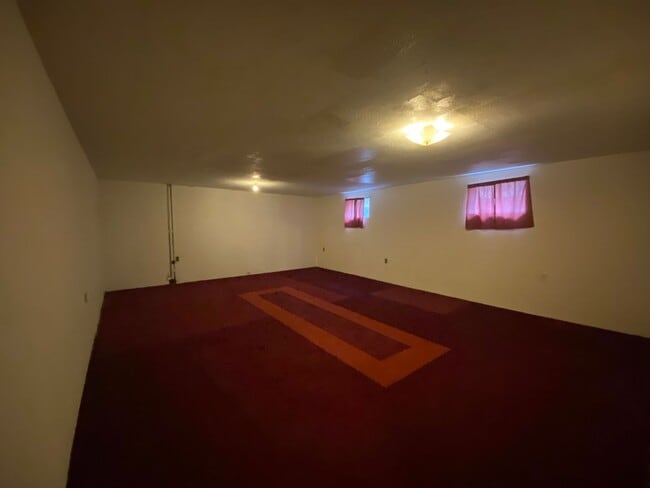 Building Photo - Charming 2 Bedroom with Attached Garage!