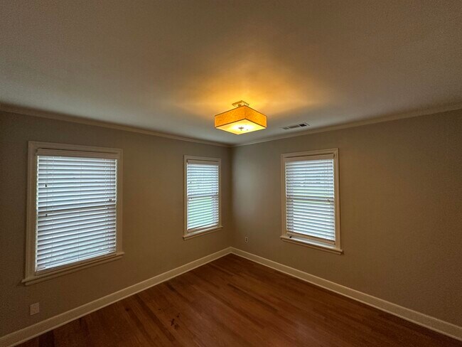 Building Photo - 2888 Midland Ave