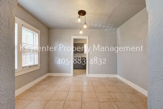 Building Photo - Charming 2-Bed, 1-Bath Upstairs Duplex Near the Paseo District