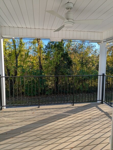 Building Photo - 160 Saint James Pl