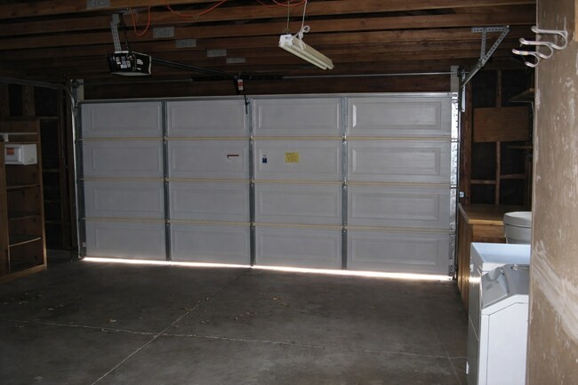 Building Photo - Charming Home with Cozy Spaces: 3Bedrooms and 2 Bathroom