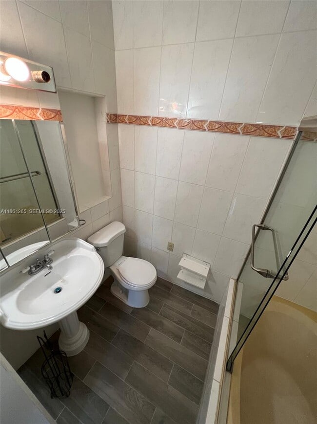 Building Photo - 695 NE 81st St