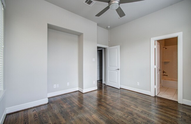 Building Photo - Beautiful 3-story House In the Heart of Ho...