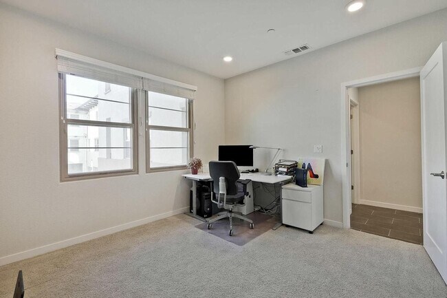 Building Photo - Spacious 4 bedrooms 4.5 bath town home for...