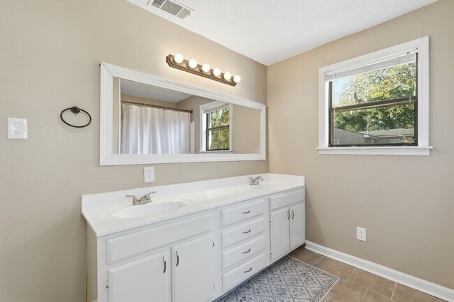 Building Photo - 2222 Bacon Park Dr