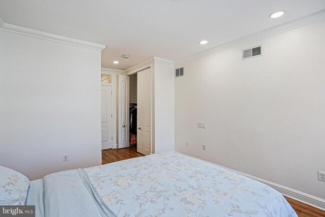Building Photo - 427 S Eden St