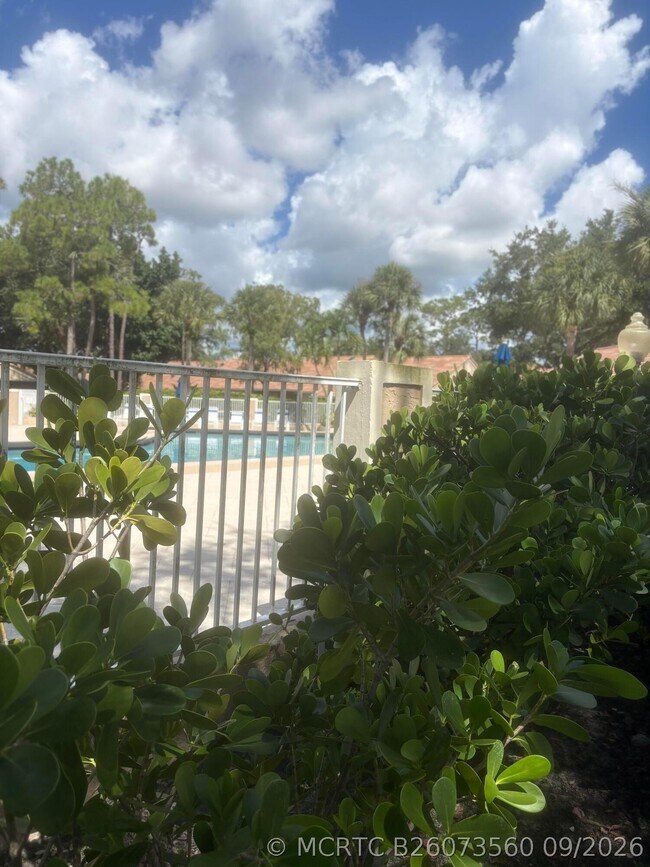 Building Photo - 1604 Rosewood Way